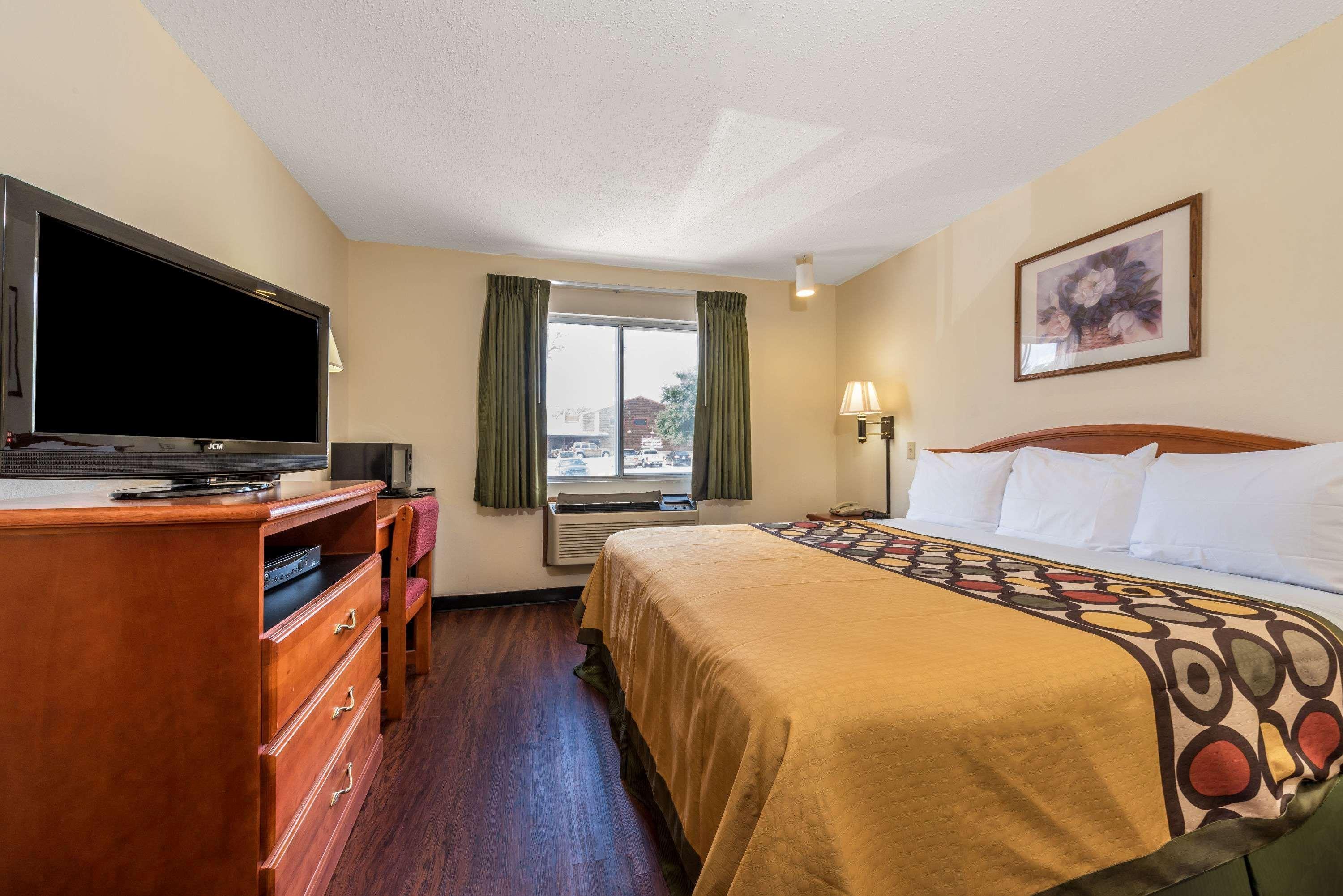Super 8 By Wyndham Denton Hotel Kültér fotó