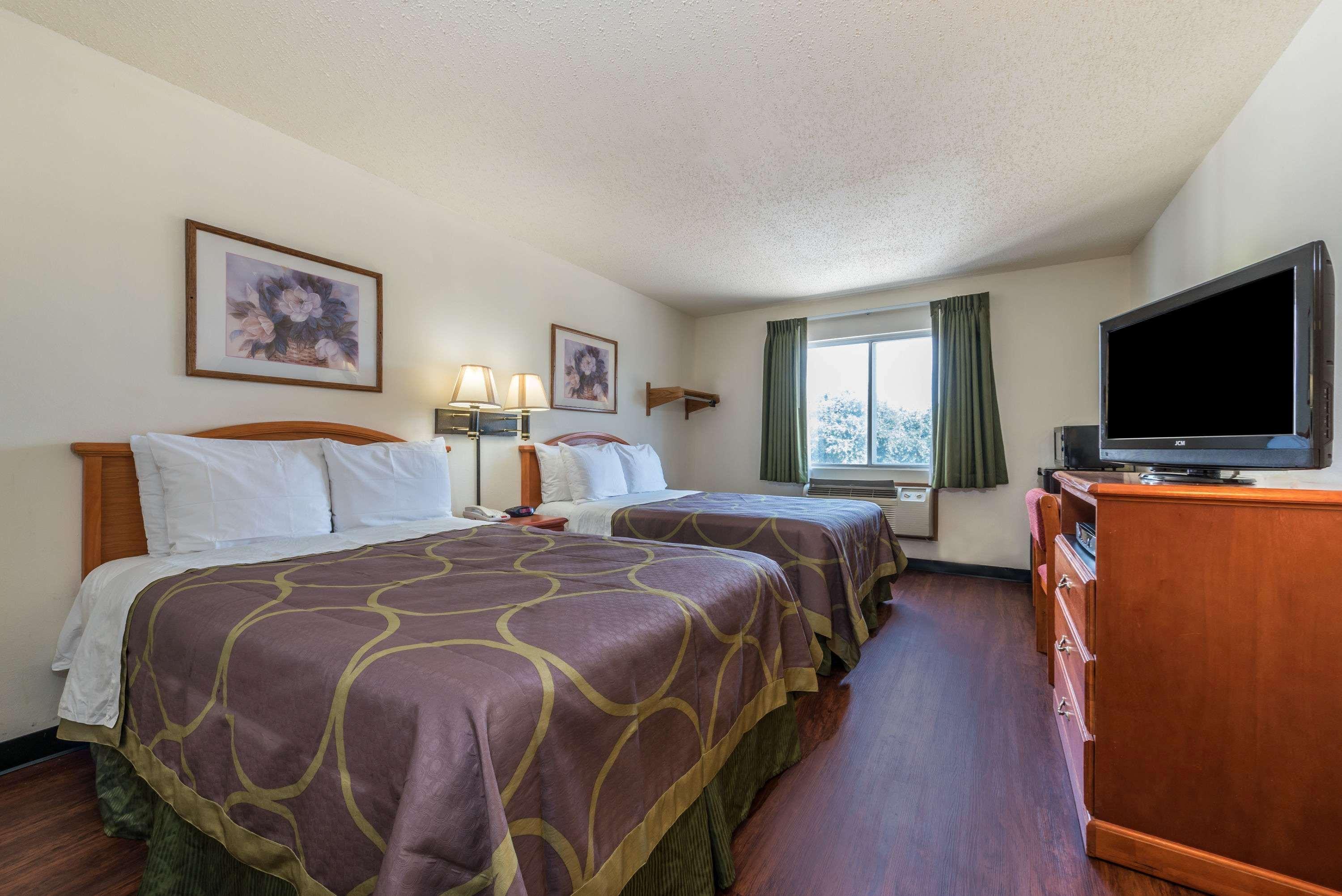 Super 8 By Wyndham Denton Hotel Kültér fotó