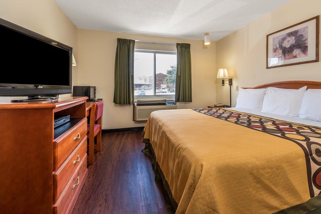 Super 8 By Wyndham Denton Hotel Kültér fotó