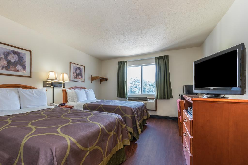 Super 8 By Wyndham Denton Hotel Kültér fotó