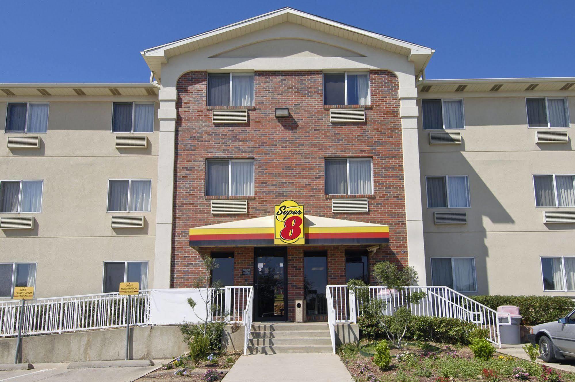 Super 8 By Wyndham Denton Hotel Kültér fotó